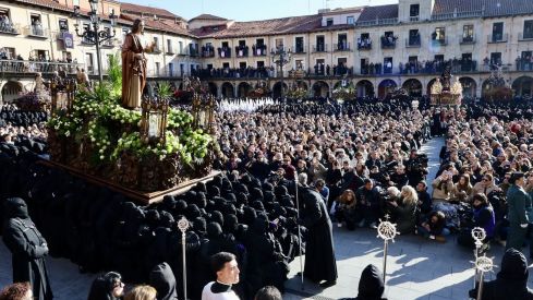 Más de 4.000 papones arropan el Encuentro en la Plaza Mayor de León | Carlos S. Campillo / ICAL Más de 4.000 papones arropan el Encuentro en la Plaza Mayor de León | Carlos S. Campillo / ICAL