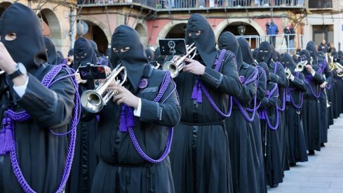 Más de 4.000 papones arropan el Encuentro en la Plaza Mayor de León | Carlos S. Campillo / ICAL Más de 4.000 papones arropan el Encuentro en la Plaza Mayor de León | Carlos S. Campillo / ICAL
