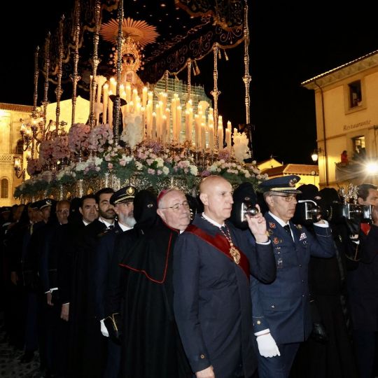 Del alba a la noche: El Entierro cierra el Viernes Santo en León | Carlos S. Campillo / ICAL