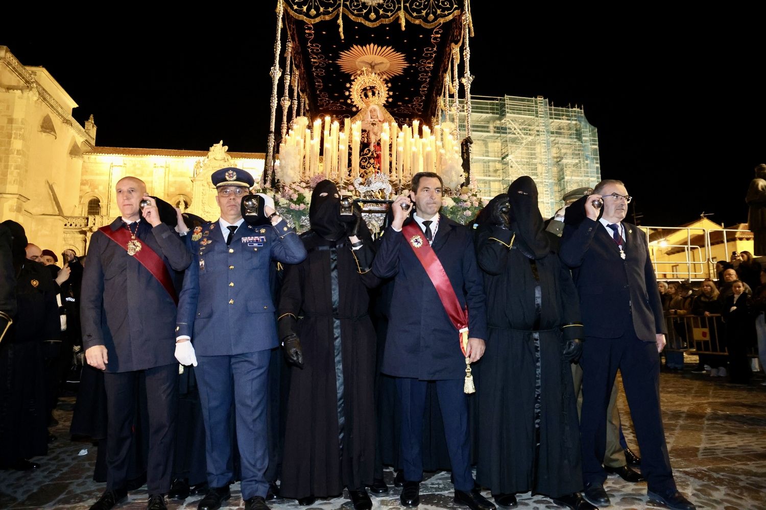 Del alba a la noche: El Entierro cierra el Viernes Santo en León | Carlos S. Campillo / ICAL