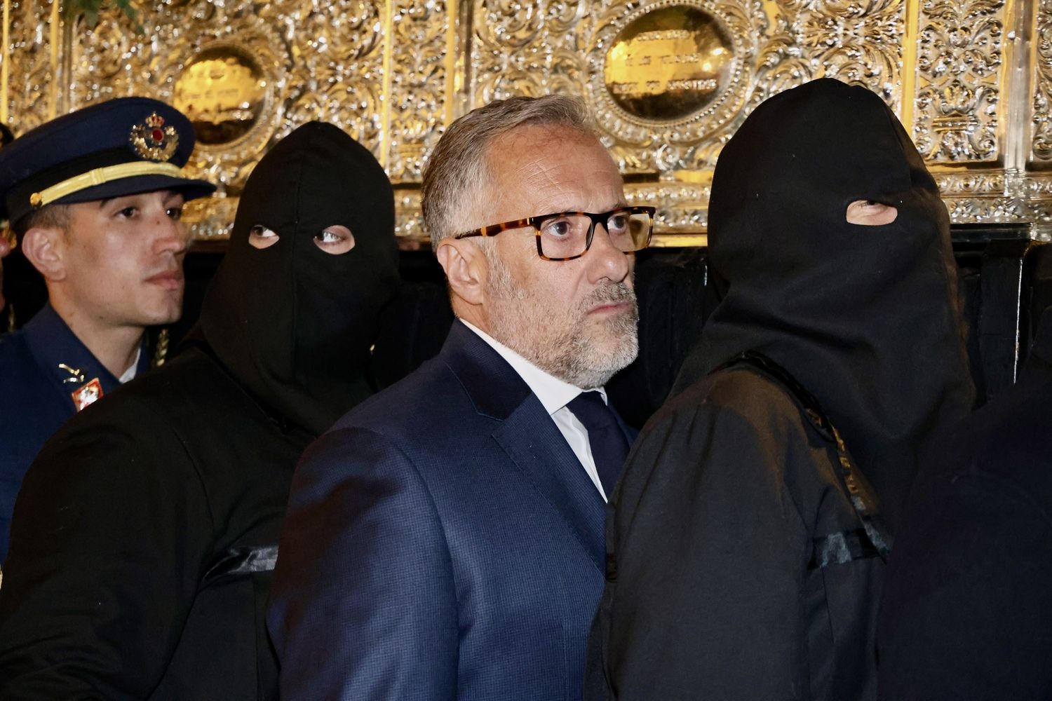 Del alba a la noche: El Entierro cierra el Viernes Santo en León | Carlos S. Campillo / ICAL