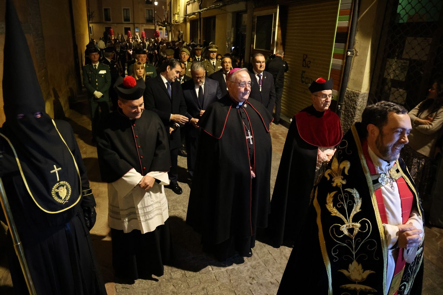 Del alba a la noche: El Entierro cierra el Viernes Santo en León | Carlos S. Campillo / ICAL