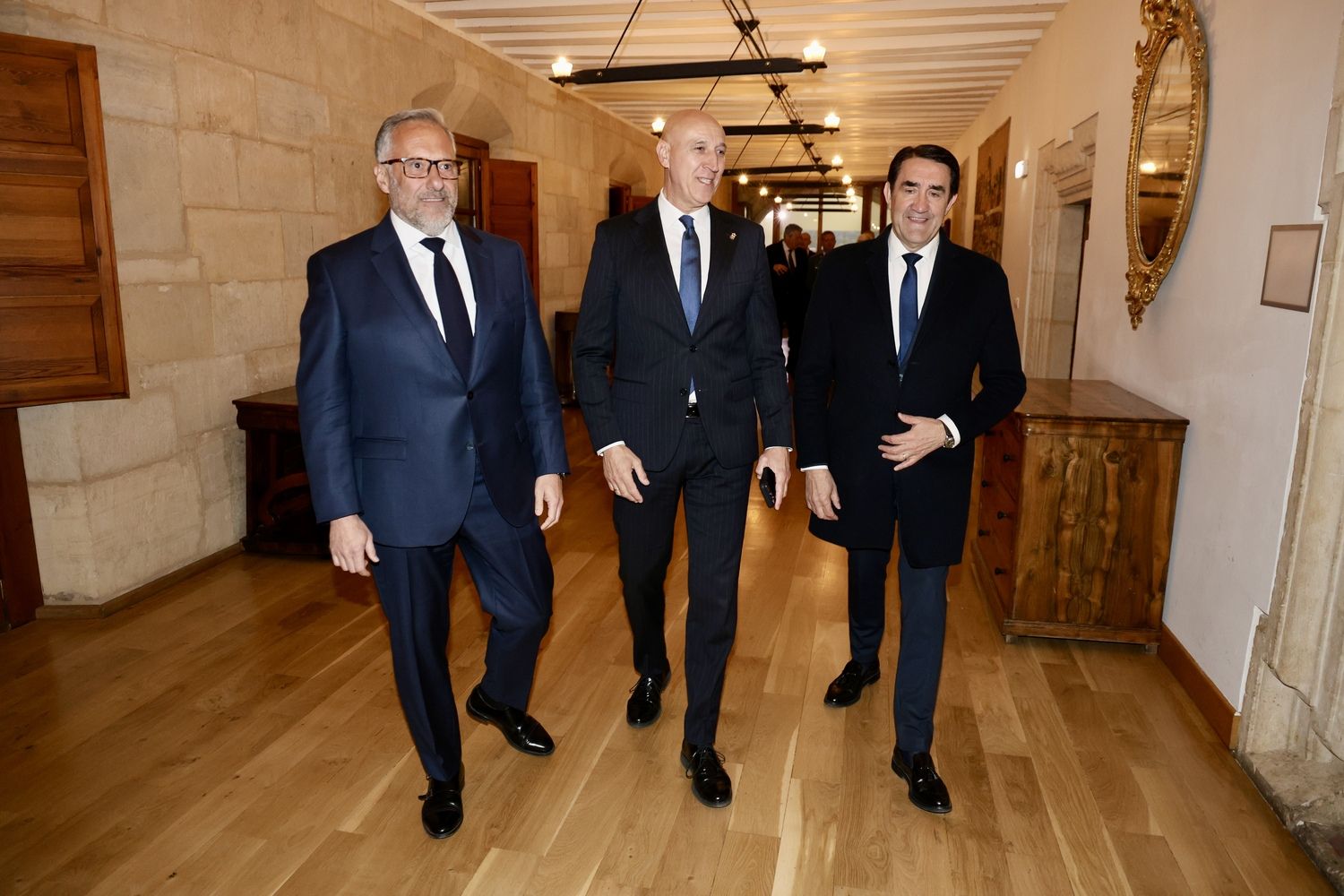 Del alba a la noche: El Entierro cierra el Viernes Santo en León | Carlos S. Campillo / ICAL