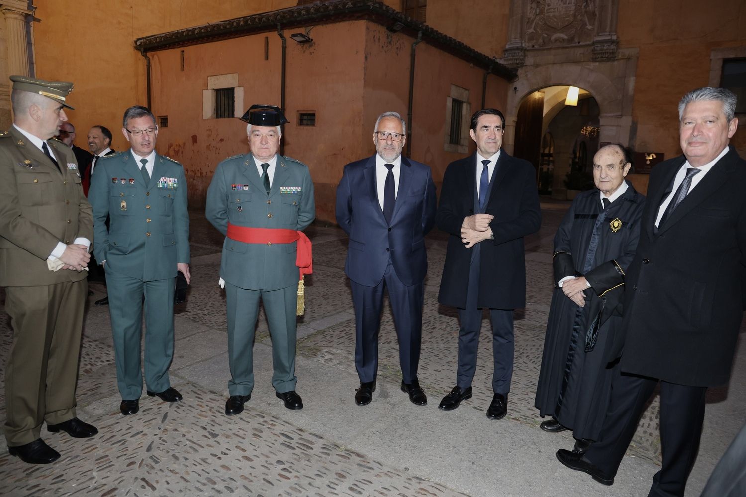 Del alba a la noche: El Entierro cierra el Viernes Santo en León | Carlos S. Campillo / ICAL