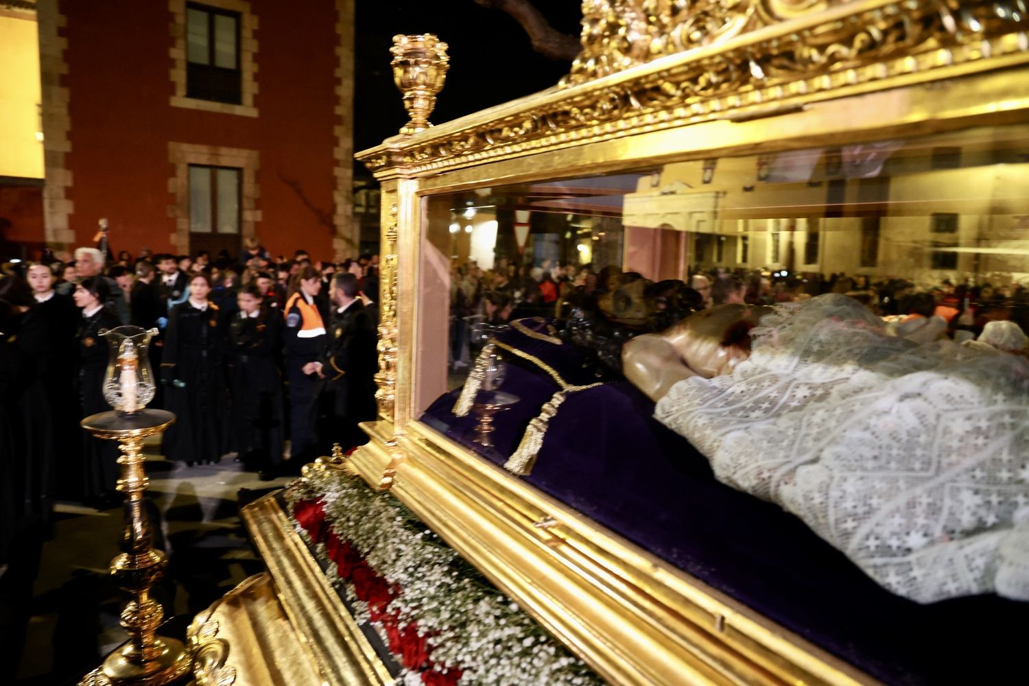Del alba a la noche: El Entierro cierra el Viernes Santo en León | Carlos S. Campillo / ICAL