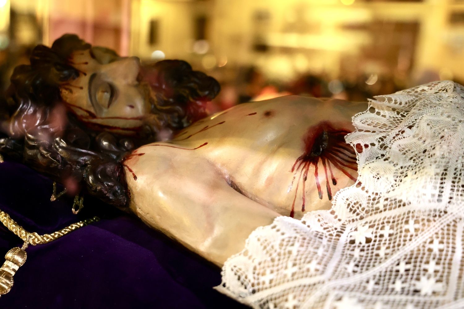 Del alba a la noche: El Entierro cierra el Viernes Santo en León | Carlos S. Campillo / ICAL