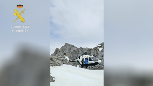 Rescatan dos montañeros atrapados por la nieve en Las Colladinas (Picos de Europa, León) Rescatan dos montañeros atrapados por la nieve en Las Colladinas (Picos de Europa, León)