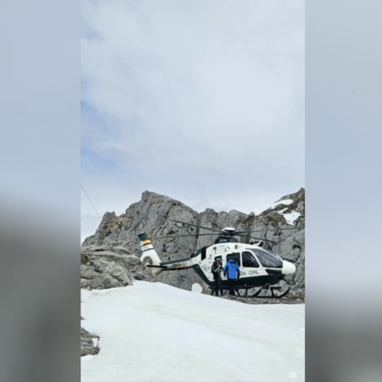 Rescatan dos montañeros atrapados por la nieve en Las Colladinas (Picos de Europa, León)