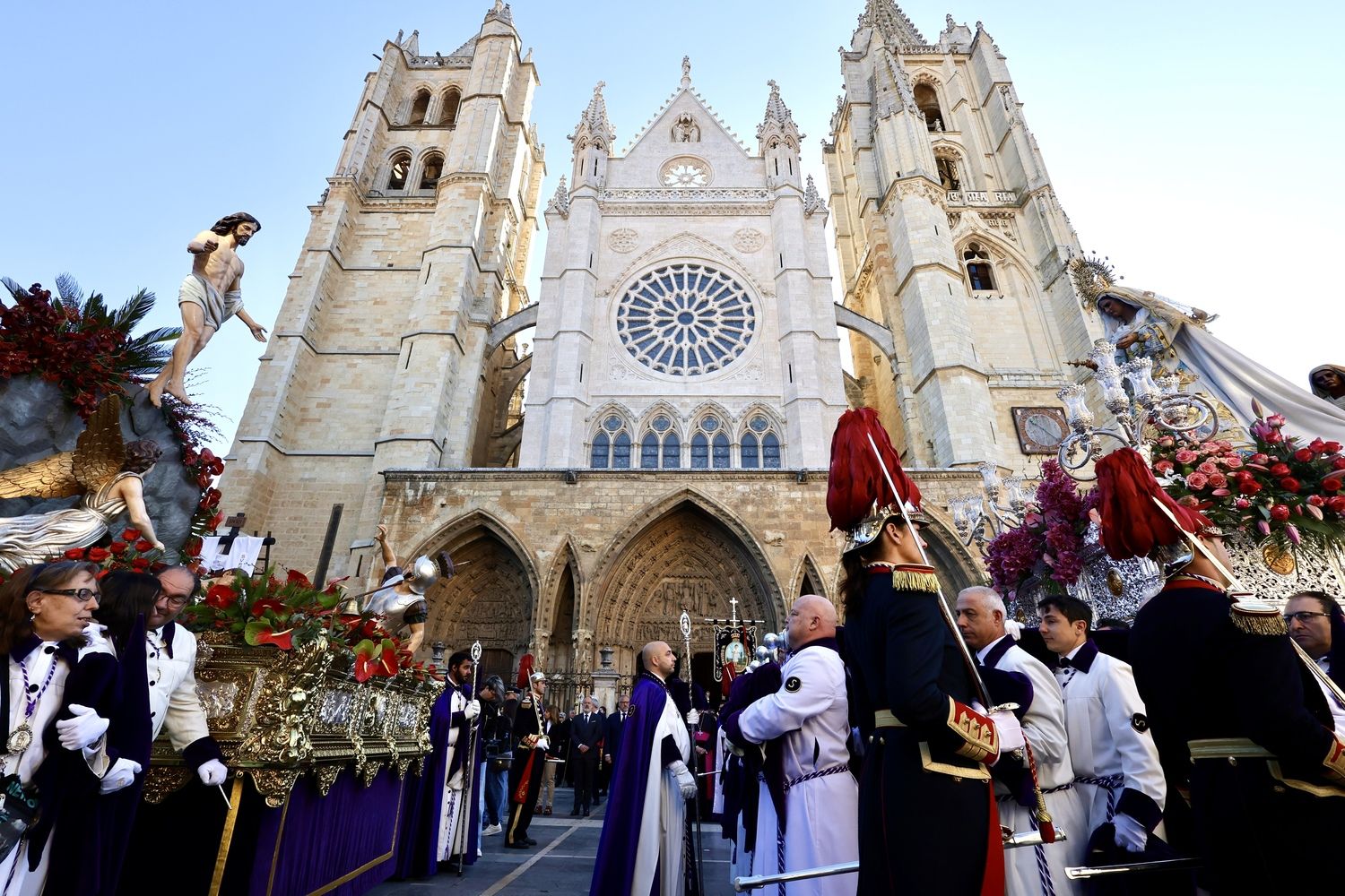 “¡Cristo ha resucitado!”: El Himno de la Alegría cierra la Semana Santa de León a los pies de la Catedral | Carlos S. Campillo / ICAL “¡Cristo ha resucitado!”: El Himno de la Alegría cierra la Semana Santa de León a los pies de la Catedral | Carlos S. Campillo / ICAL