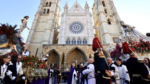 “¡Cristo ha resucitado!”: El Himno de la Alegría cierra la Semana Santa de León a los pies de la Catedral | Carlos S. Campillo / ICAL “¡Cristo ha resucitado!”: El Himno de la Alegría cierra la Semana Santa de León a los pies de la Catedral | Carlos S. Campillo / ICAL