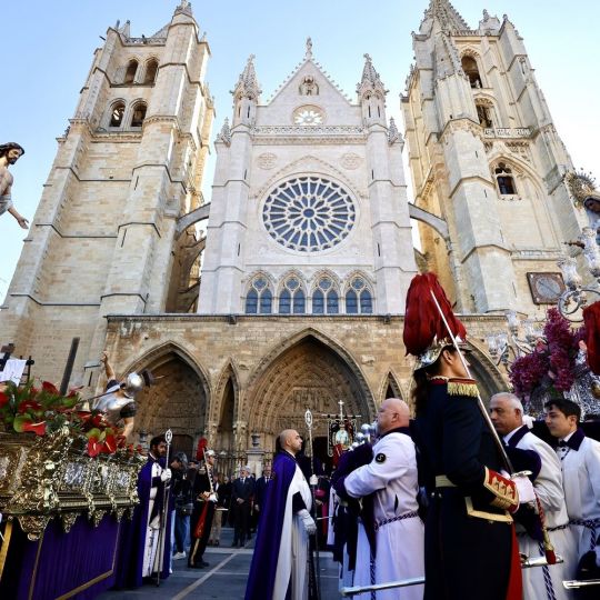 “¡Cristo ha resucitado!”: El Himno de la Alegría cierra la Semana Santa de León a los pies de la Catedral | Carlos S. Campillo / ICAL “¡Cristo ha resucitado!”: El Himno de la Alegría cierra la Semana Santa de León a los pies de la Catedral | Carlos S. Campillo / ICAL