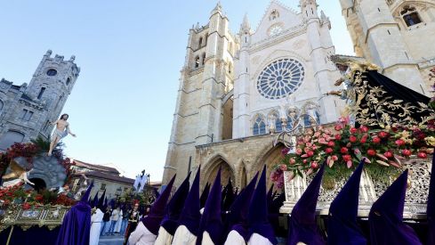 “¡Cristo ha resucitado!”: El Himno de la Alegría cierra la Semana Santa de León a los pies de la Catedral | Carlos S. Campillo / ICAL “¡Cristo ha resucitado!”: El Himno de la Alegría cierra la Semana Santa de León a los pies de la Catedral | Carlos S. Campillo / ICAL