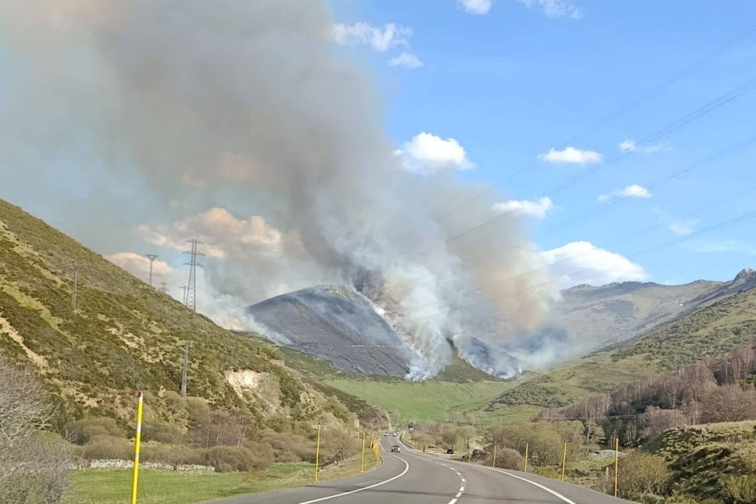 Medios terrestres y aéreos trabajan para sofocar un incendio en Busdongo (León) | X: Brif Tabuyo