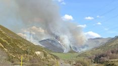 Medios terrestres y aéreos trabajan para sofocar un incendio en Busdongo (León) | X: Brif Tabuyo Medios terrestres y aéreos trabajan para sofocar un incendio en Busdongo (León) | X: Brif Tabuyo