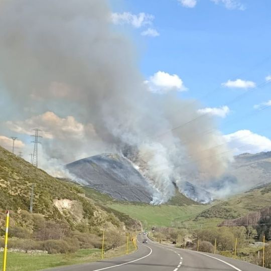 Medios terrestres y aéreos trabajan para sofocar un incendio en Busdongo (León) | X: Brif Tabuyo Medios terrestres y aéreos trabajan para sofocar un incendio en Busdongo (León) | X: Brif Tabuyo