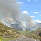 Medios terrestres y aéreos trabajan para sofocar un incendio en Busdongo (León) | X: Brif Tabuyo