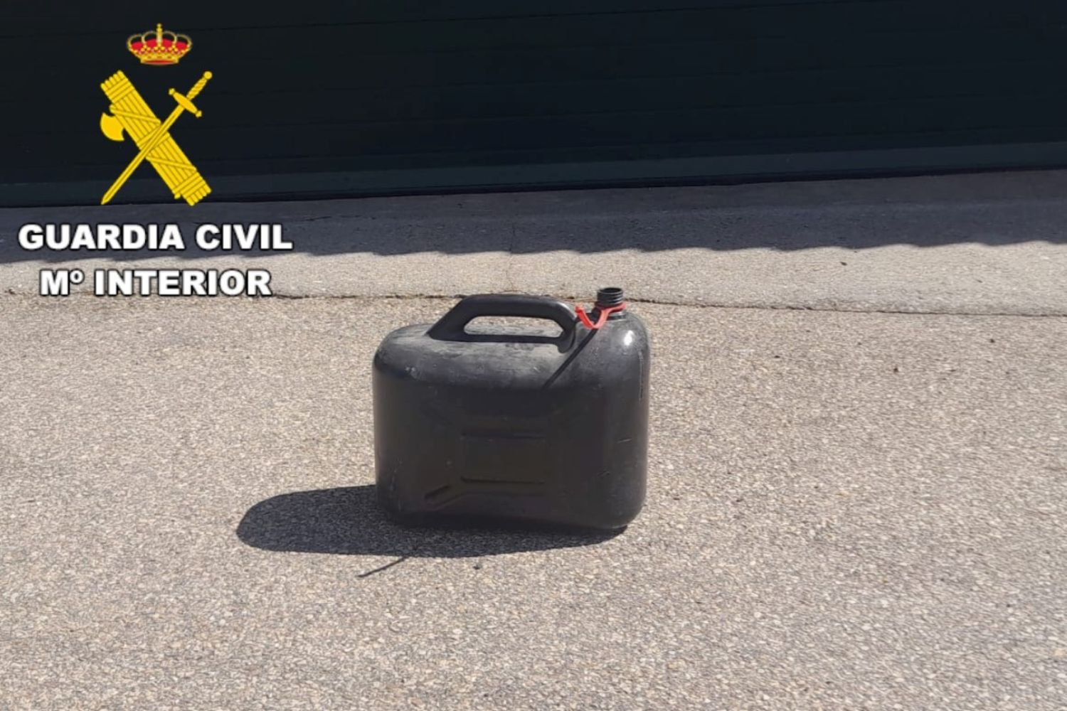 Detenido en San Emiliano (León) tras prender fuego a la puerta de un bar 