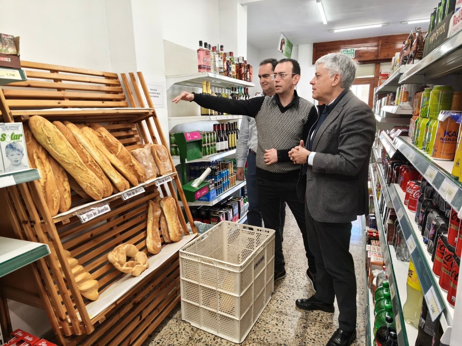 Visita del delegado de la Junta, Eduardo Diego, al supermercado de Fresno de la Vega