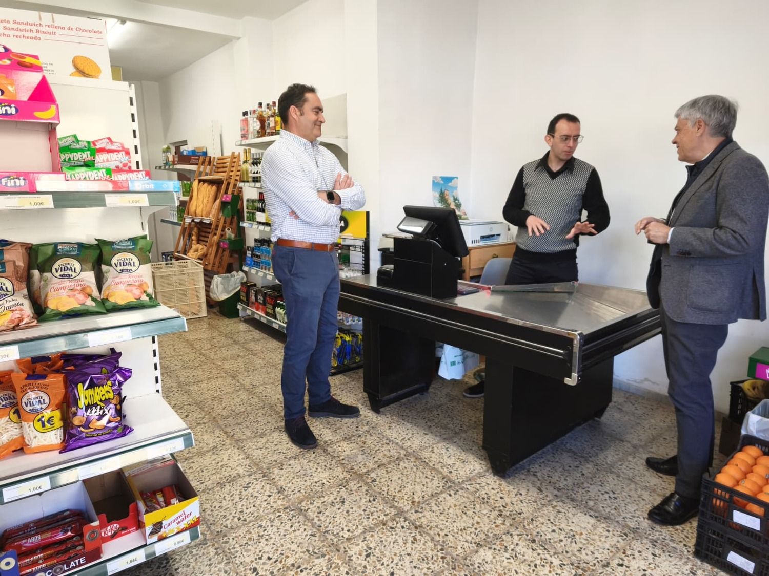 Visita del delegado de la Junta, Eduardo Diego, al supermercado de Fresno de la Vega