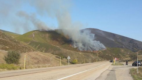 Alertan sobre intencionalidad del incendio en Busdongo (León) que pudo alcanzar el Nivel 2 del IGR | X: APAMCYL