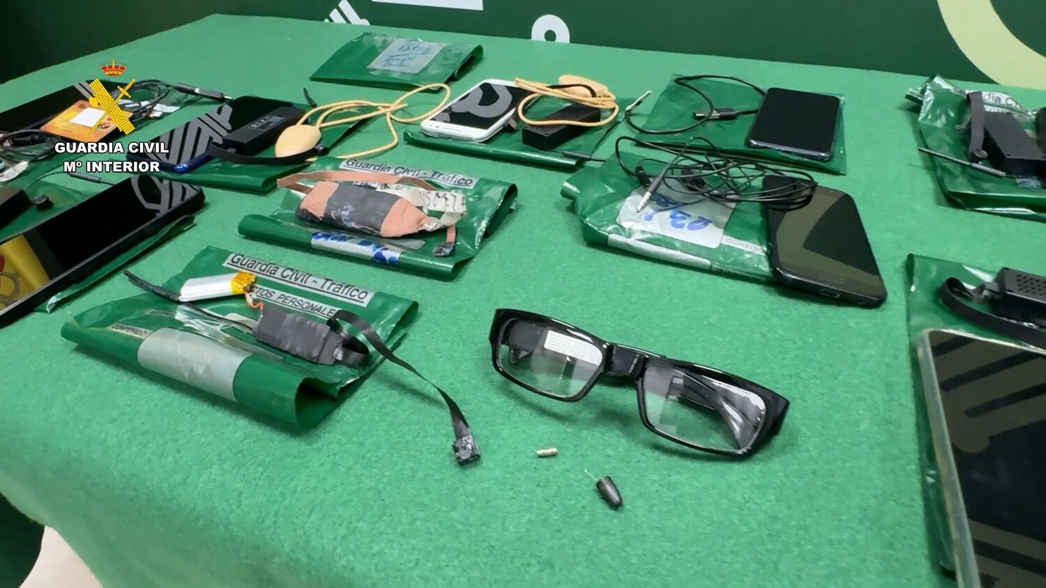 Residentes de la provincia de León detectados usando tecnología avanzada para copiar en exámenes de Tráfico