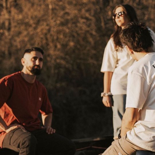 La tradicional lámpara minera inspira una línea de ropa cuya venta financiará proyectos de la Mina Escuela de La Robla 