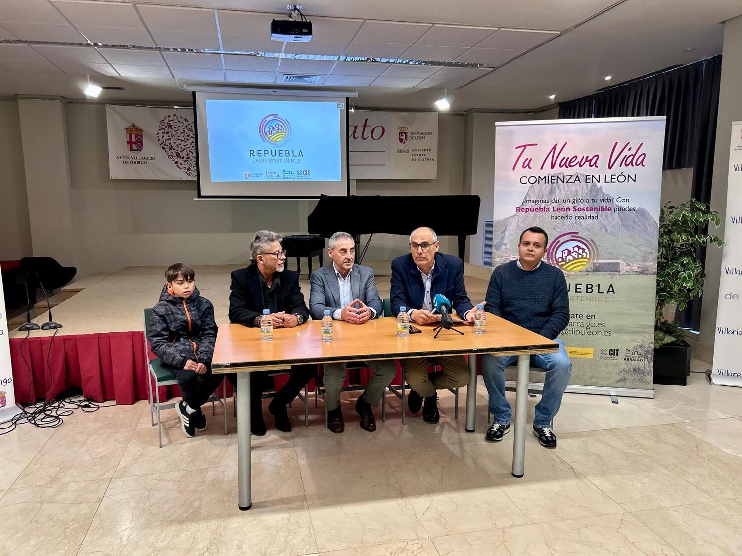 Recepción de la familia llegada a Veguellina de Órbigo por el programa Repuebla de la Diputación de León