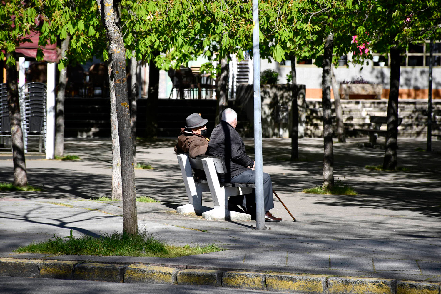 Ancianos en un banco de Ponferrada Ancianos en un banco de Ponferrada