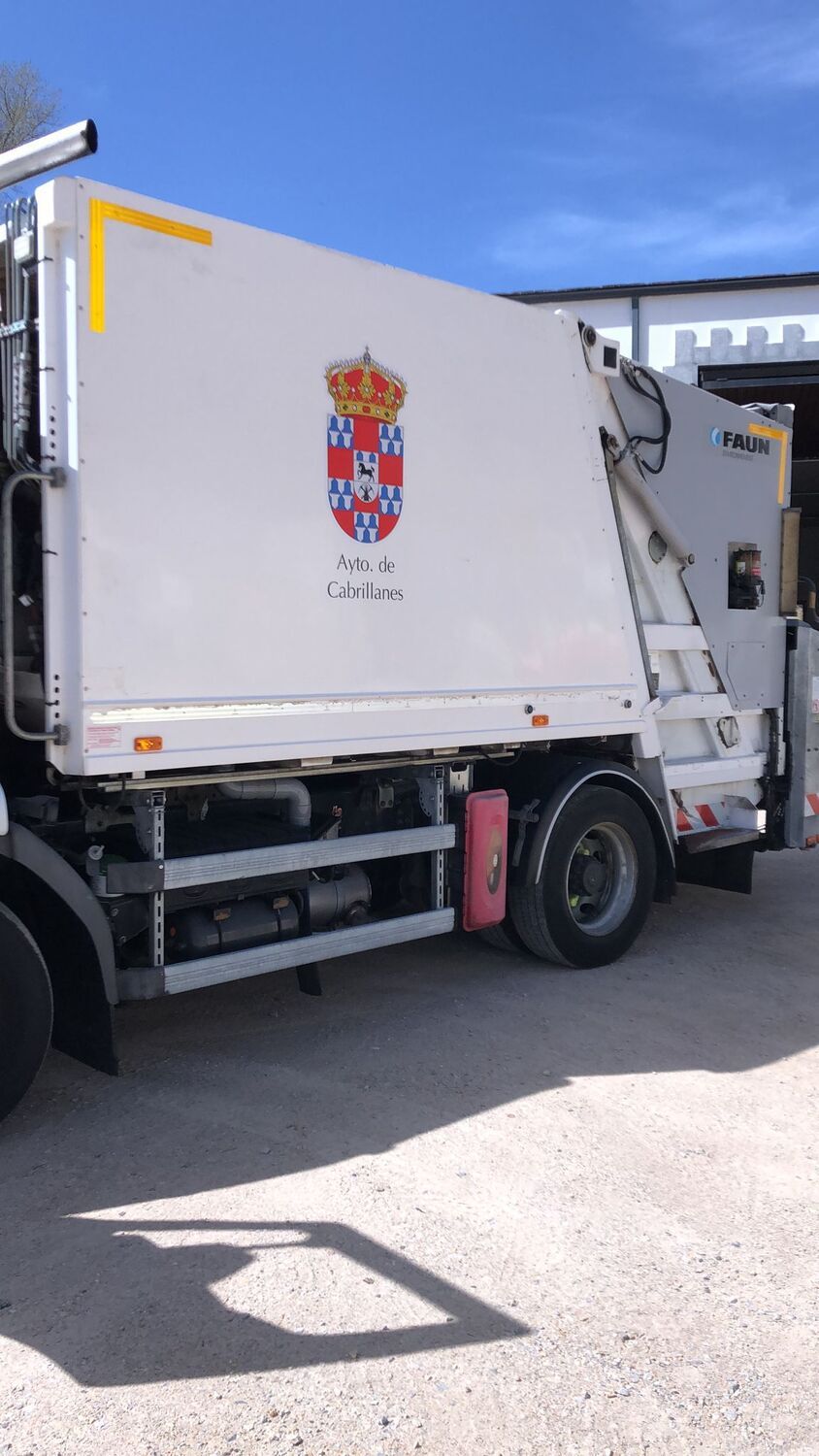 Camión de la recogida de basuras de Cabrillanes