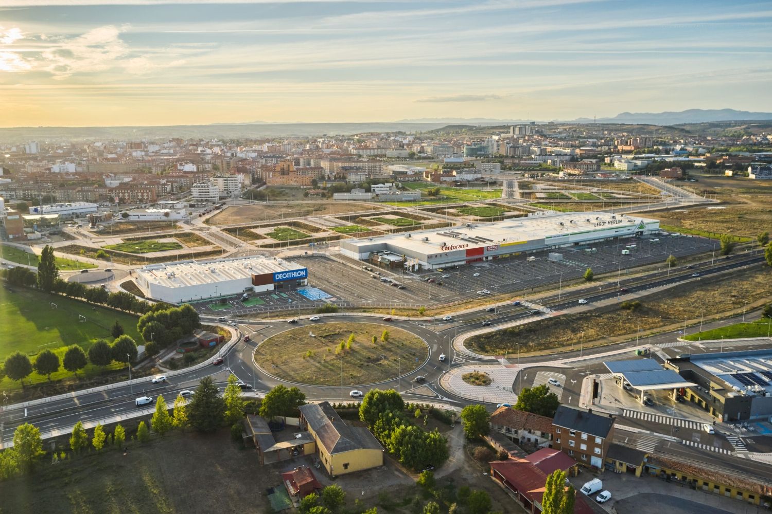 Luz verde a la reparcelación que permitirá el desarrollo del complejo comercial en Villaobispo de las Regueras | Bogaris