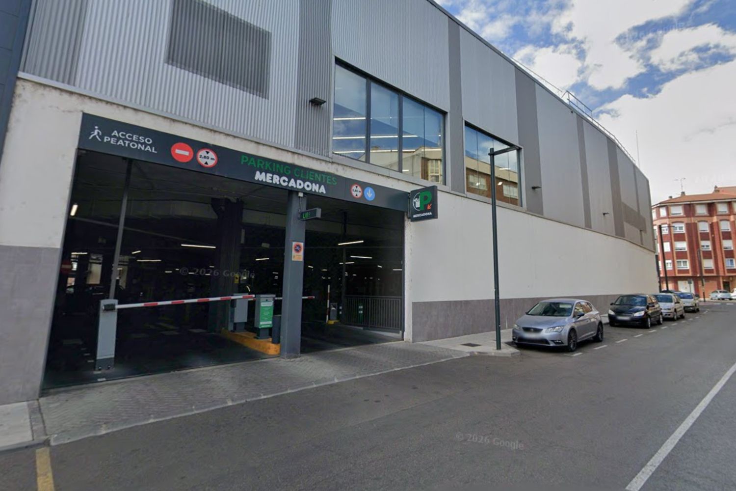 Herida tras chocar contra tres coches en el parking del Mercadona de La Bañeza