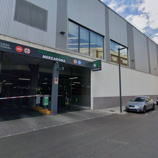 Herida tras chocar contra tres coches en el parking del Mercadona de La Bañeza