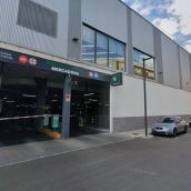 Herida tras chocar contra tres coches en el parking del Mercadona de La Bañeza