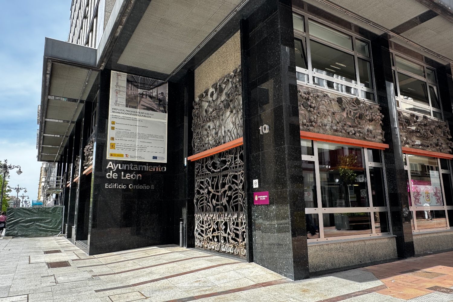 Restauración del ornamento de la fachada del Ayuntamiento de Ordoño II