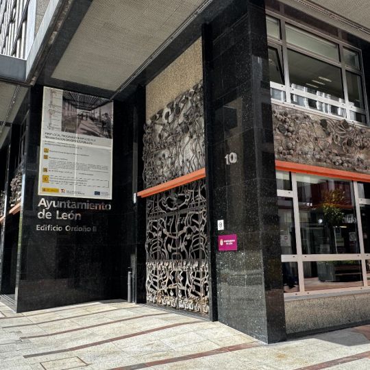 Restauración del ornamento de la fachada del Ayuntamiento de Ordoño II