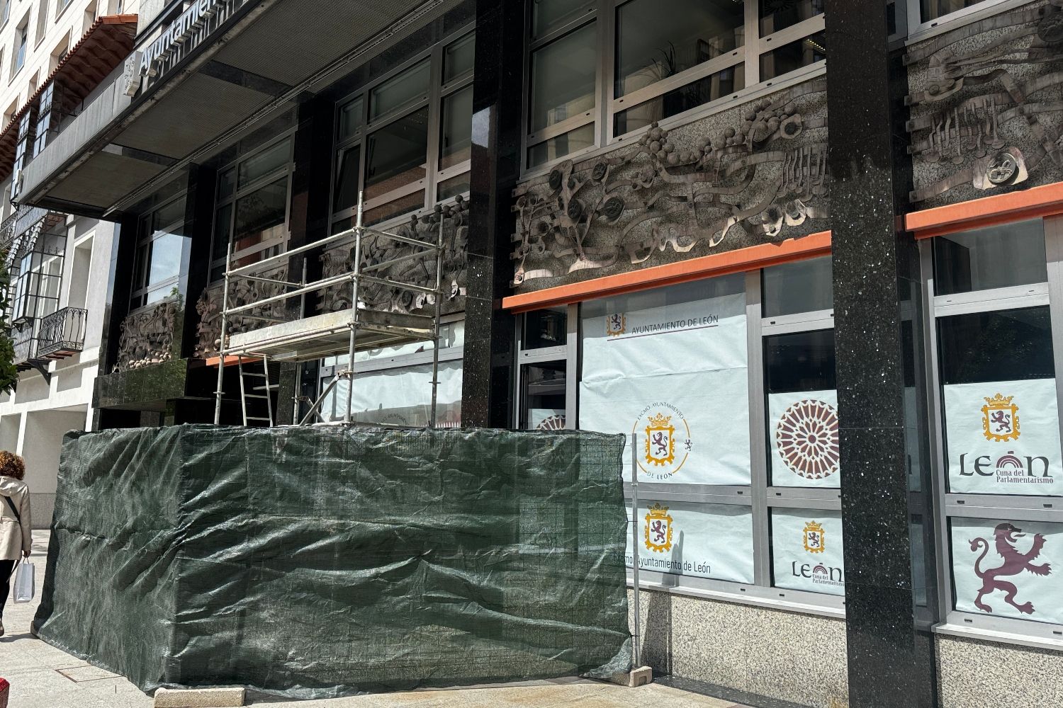 Restauración del ornamento de la fachada del Ayuntamiento de Ordoño II