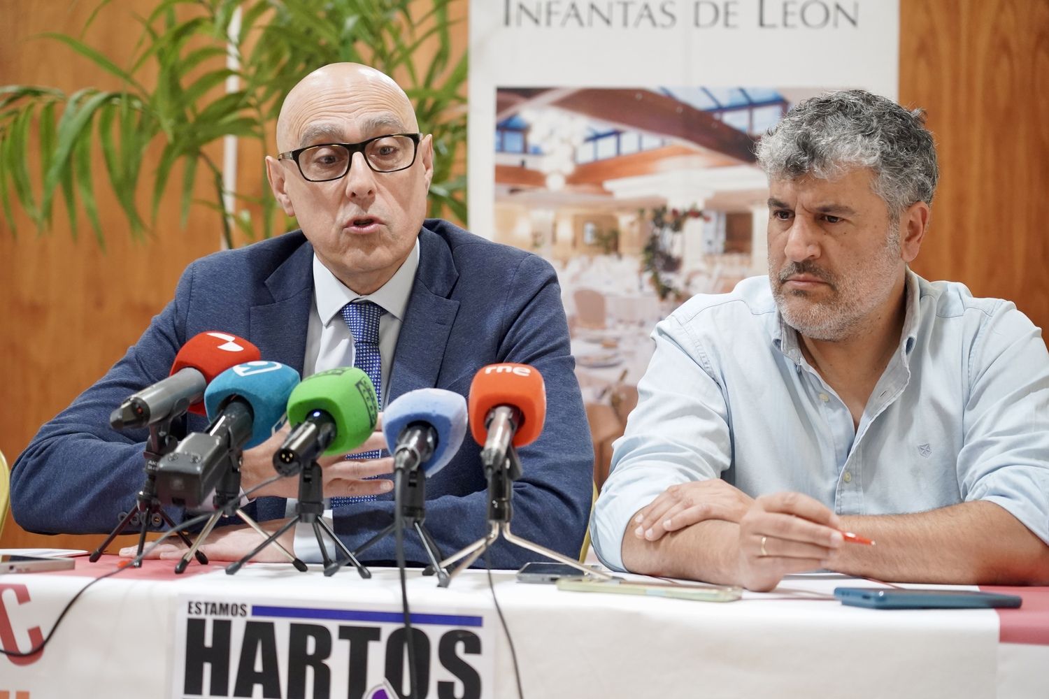 el abogado defensor de las Entidades Locales Menores en León, Carlos González-Antón junto al alcalde de San Emiliano, David Marcello