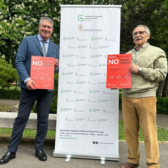 Adiós al tabaco en los parques de León: Ayuntamiento y AECC impulsan las zonas verdes libres de humo