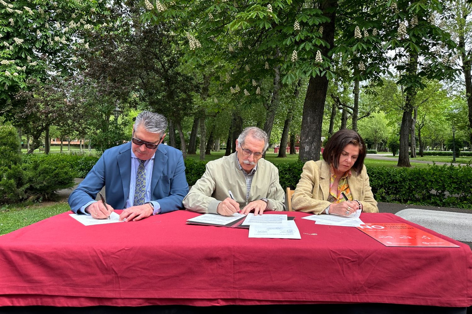 Adiós al tabaco en los parques de León: Ayuntamiento y AECC impulsan las zonas verdes libres de humo