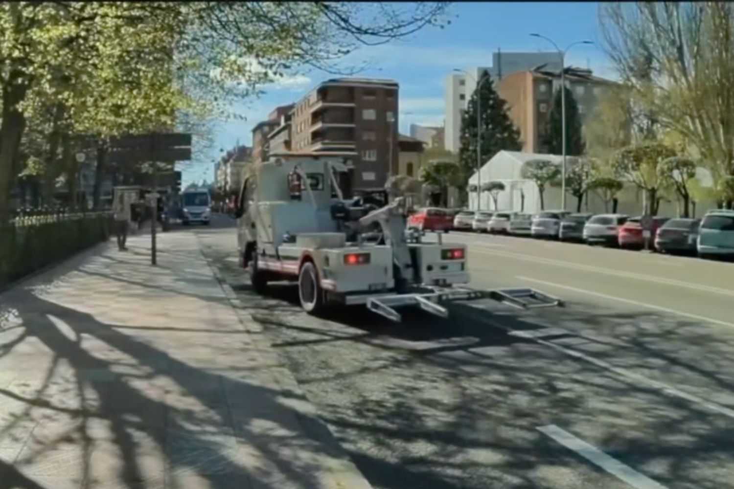 Una dashcam capta como un coche remolcado se suelta de la grúa y acaba empotrado en la verja del Jardín de San Francisco