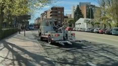 Una dashcam capta como un coche remolcado se suelta de la grúa y acaba empotrado en la verja del Jardín de San Francisco