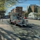 Una dashcam capta como un coche remolcado se suelta de la grúa y acaba empotrado en la verja del Jardín de San Francisco