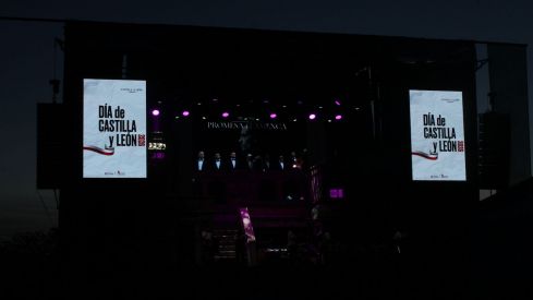 Omar Montes llena León con su concierto por el Día de la Comunidad | José Martín