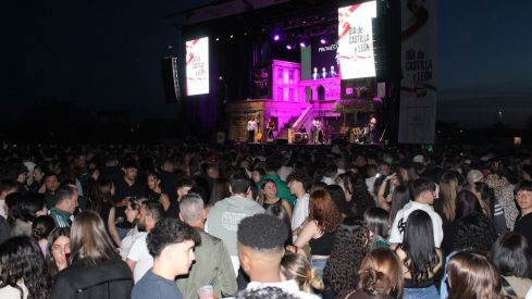 Omar Montes llena León con su concierto por el Día de la Comunidad | José Martín