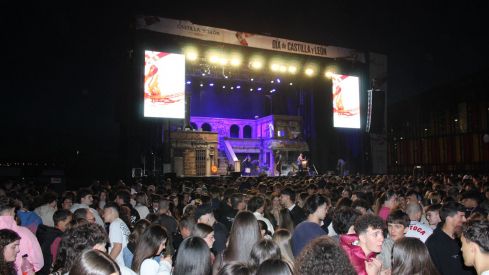 Omar Montes llena León con su concierto por el Día de la Comunidad | José Martín