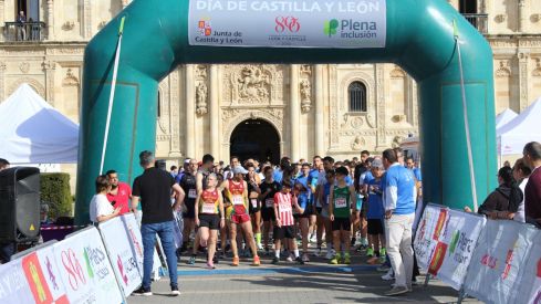 Carrera solidaria por el Día de la Comunidad en León | José Martín