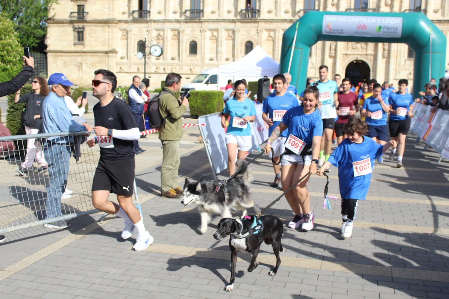 Carrera solidaria por el Día de la Comunidad en León | José Martín