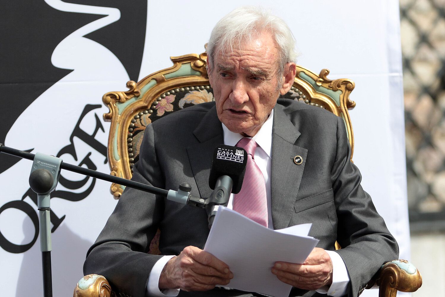 Luis del Olmo pronuncia el pregón del día de San Jorge en la Casa Botines | Peio García / ICAL