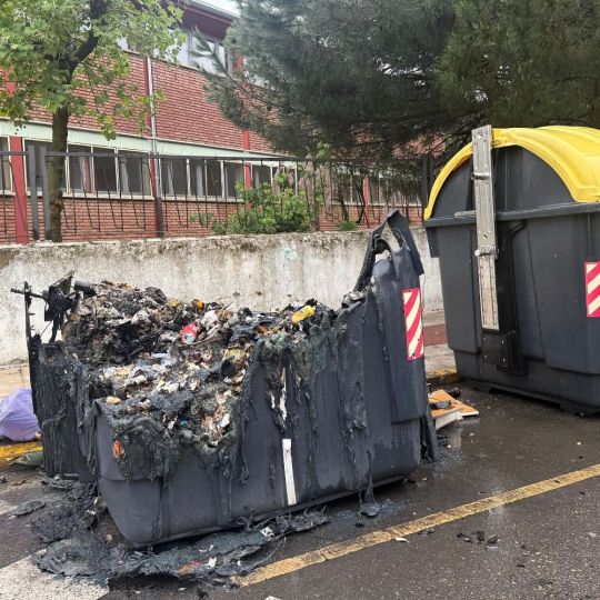 Calcinados dos contenedores en una nueva oleada de incendios provocados en San Andrés del Rabanedo