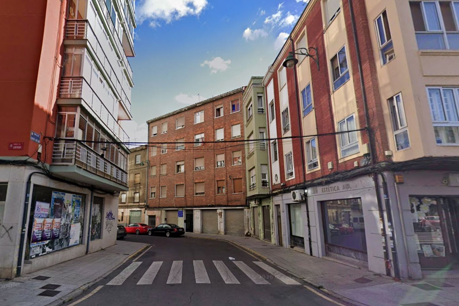 Corte de tráfico en la calle Pardo Bazán de León por obras de Saleal